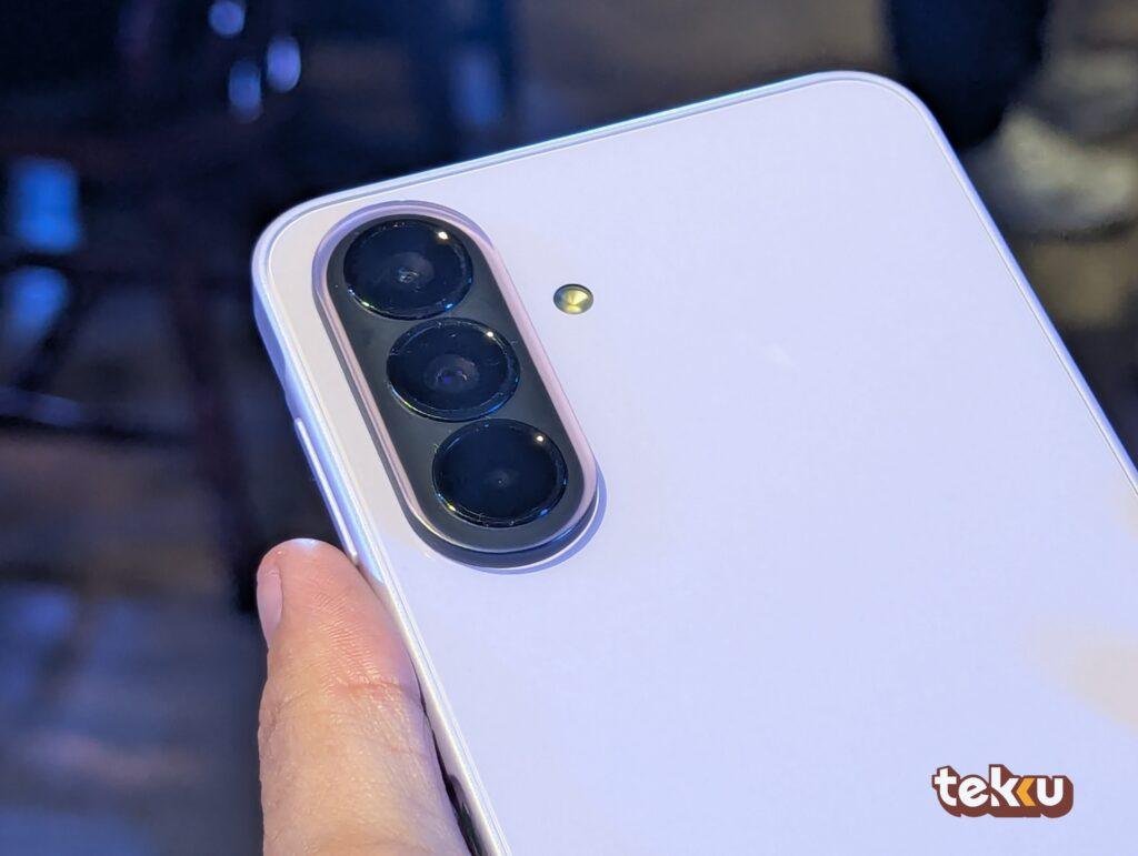 The Ambient Island design found on the Galaxy A37 and A57.